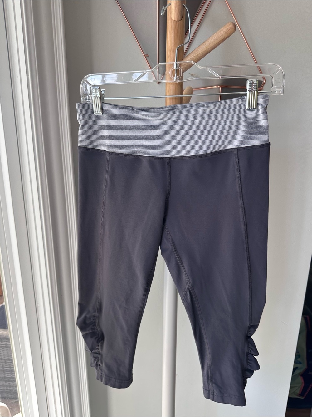 LULULEMON Gray Waistband Charcoal Grey Capri Yoga Ruched Cropped Leggings Size 6